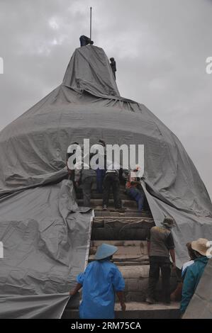 (140214) -- MAGELANG, Feb. 14, 2014 (Xinhua) -- Workers close a stupa of the Borobudur Temple to avoid volcanic ash from Mount Kelud, in Magelang, Central Java province of Indonesia, Feb. 14, 2014. Mount Kelud volcano eruption in East Java, Indonesia, killed two people and displaced more than 100,000 others, an official said on Friday. (Xinhua/Alif)(hy) INDONESIA-MAGELANG-BOROBUDUR TEMPLE-VOLCANO PUBLICATIONxNOTxINxCHN   Magelang Feb 14 2014 XINHUA Workers Close a Stupa of The Borobudur Temple to avoid Volcanic Ash from Mount Kelud in Magelang Central Java Province of Indonesia Feb 14 2014 Mou Stock Photo