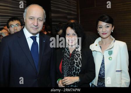 BEIJING, Feb. 21, 2014 -- Chinese actress Zhou Xun (1st R) poses for photo with French Foreign Minister Laurent Fabius (1st L) during an investiture at the Embassy of France in Beijing, capital of China, Feb. 21, 2014. Chinese actress Zhou Xun was awarded the Chevalier medal in the Order of Arts and Letters by French Foreign Minister Laurent Fabius here on Friday for her contribution in film, public welfare and Sino-French communications. (Xinhua) (cjq) CHINA-BEIJING-LAURENT FABIUS-ZHOU XUN-CHEVALIER MEDAL (CN) PUBLICATIONxNOTxINxCHN   Beijing Feb 21 2014 Chinese actress Zhou Xun 1st r Poses f Stock Photo