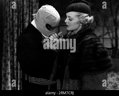 GLORIA STUART and CLAUDE RAINS in THE INVISIBLE MAN (1933), directed by JAMES WHALE. Credit: UNIVERSAL PICTURES / Album Stock Photo