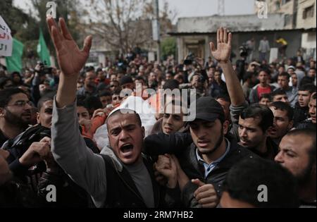 (140304) -- GAZA, (Xinhua) -- Palestinians carry the body of Sharif ...