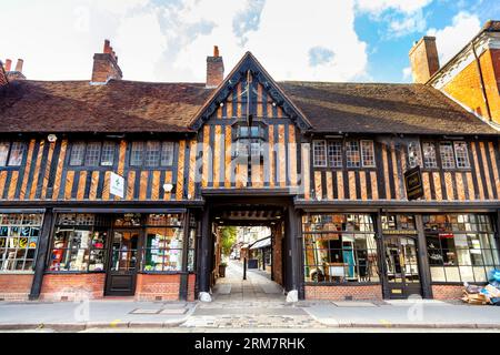 Timber frame 16th century former inn, now West Street entrance to Lion & Lamb Yard shopping centre in Farnham, Surrey, England Stock Photo