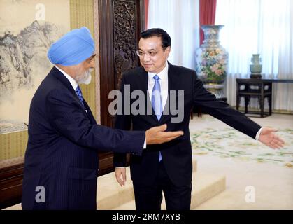 (140319) -- BEIJING, March 19, 2014 (Xinhua) -- Chinese Premier Li Keqiang (R) meets with Montek Singh Ahluwalia, Vice Chairman of the Planning Commission of India, in Beijing, capital of China, March 19, 2014. Ahluwalia attended the third China-India Strategic Economic Dialogue which is held on March 18 in Beijing. (Xinhua/Li Tao) (zc) CHINA-BEIJING-LI KEQIANG-INDIAN GUEST-MEETING (CN) PUBLICATIONxNOTxINxCHN   Beijing March 19 2014 XINHUA Chinese Premier left Keqiang r Meets With Montek Singh Ahluwalia Vice Chairman of The Planning Commission of India in Beijing Capital of China March 19 2014 Stock Photo