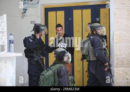 (140324) -- BETHLEHEM, March 24, 2014 (Xinhua) -- Israeli soldiers detain a Palestinian protester during a clash at Aida refugee camp in the West Bank city of Bethlehem on March 24, 2014. Israeli soldiers closed the main street of Aida refugee camp after tens of Palestinian youths damaged part of the separation wall early Monday. (Xinhua/Luay Sababa) MIDEAST-BETHLEHEM-MILITARY PUBLICATIONxNOTxINxCHN   Bethlehem March 24 2014 XINHUA Israeli Soldiers  a PALESTINIAN  during a Clash AT Aida Refugee Camp in The WEST Bank City of Bethlehem ON March 24 2014 Israeli Soldiers Closed The Main Street of Stock Photo