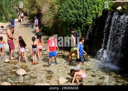(140419) -- JERICHO, April 19, 2014 (Xinhua) -- Tourists enjoy the spring of Ein Fara, the upper spring of Wadi Kelt, in the Nahal Prat Nature Reserve near the West Bank city of Jericho on April 19, 2014. Wadi Kelt is a valley running west to east across the Judean desert in the West Bank, originating near Jerusalem and terminating near Jericho. (Xinhua/Mamoun Wazwaz) MIDEAST-JERICHO-WADI KELT SPRING-TOURISTS PUBLICATIONxNOTxINxCHN   Jericho April 19 2014 XINHUA tourists Enjoy The Spring of a Fara The Upper Spring of Wadi Kelt in The Nahal Prat Nature Reserve Near The WEST Bank City of Jericho Stock Photo