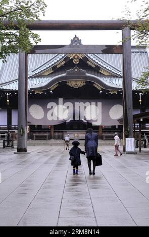 (140421) -- TOKYO, April 21, 2014 (Xinhua) -- A woman makes a bow to the front building of Yasukuni Shrine with her child in Tokyo, Japan, April 21, 2014. The shrine s annual spring festival is held for 3 days from Monday. (Xinhua/Stinger) JAPAN-TOKYO-YASUKUNI SHRINE-SPRING FESTIVAL PUBLICATIONxNOTxINxCHN   Tokyo April 21 2014 XINHUA a Woman makes a Bow to The Front Building of Yasukuni Shrine With her Child in Tokyo Japan April 21 2014 The Shrine S Annual Spring Festival IS Hero for 3 Days from Monday XINHUA Stinger Japan Tokyo Yasukuni Shrine Spring Festival PUBLICATIONxNOTxINxCHN Stock Photo