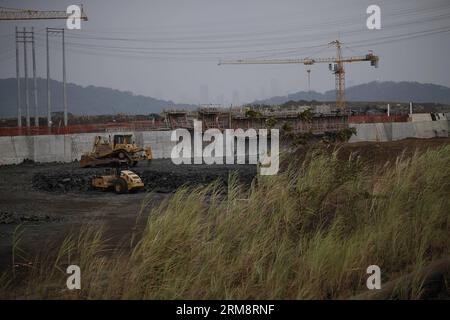 PANAMA CITY, April 24, 2014 (Xinhua) -- Abandoned machinery is seen in the expansion project of the Panama Canal, in the Pacific sector in Panama City, capital of Panama, on April 24, 2014. The works of the expantion project of the Panama Canal are in full stop for second consecutive day, due to a strike demanding wage increases, called for by the Single Union of Construction Workers and Similar (Suntracs, for its acronym in Spanish). (Xinhua/Mauricio Valenzuela) PANAMA-PANAMA CITY-INDUSTRY-CANAL PUBLICATIONxNOTxINxCHN   Panama City April 24 2014 XINHUA Abandoned Machinery IS Lakes in The Expa Stock Photo