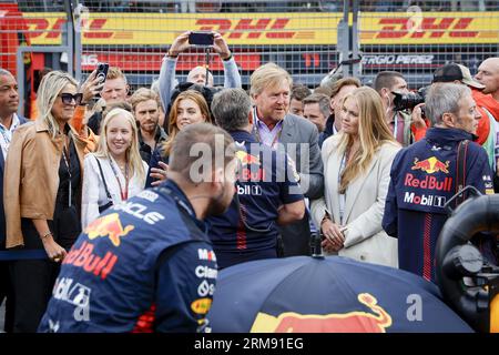 ZANDVOORT - (FLR) Queen Maxima, Princess Alexia, King Willem-Alexander and Princess Amalia on the grid ahead of the F1 Grand Prix of the Netherlands at Circuit Zandvoort on August 27, 2023 in Zandvoort, Netherlands. ANP REMKO DE WAAL Stock Photo