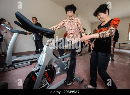 (140508) -- TONGXIANG, May 08, 2014 (Xinhua) -- Senior people try gym equipment at a high-class community service center for the elderly in Yongle Village of Tongxiang City, east China s Zhejiang Province, May 8, 2014. A high-class nursing home is put into use here on Thursday, which will benefit senoirs among local residents and migrant workers. (Xinhua/Xu Yu) (zgp) CHINA-ZHEJIANG-COMMUNITY SERVICE FOR THE ELDERLY (CN) PUBLICATIONxNOTxINxCHN   Tong Xiang May 08 2014 XINHUA Senior Celebrities Try Gym Equipment AT a High Class Community Service Center for The Elderly in Yongle Emperor Village o Stock Photo