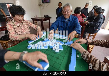 (140508) -- TONGXIANG, May 08, 2014 (Xinhua) -- Senior people play mahjong at a high-class community service center for the elderly in Yongle Village of Tongxiang City, east China s Zhejiang Province, May 8, 2014. A high-class nursing home is put into use here on Thursday, which will benefit senoirs among local residents and migrant workers. (Xinhua/Xu Yu) (zgp) CHINA-ZHEJIANG-COMMUNITY SERVICE FOR THE ELDERLY (CN) PUBLICATIONxNOTxINxCHN   Tong Xiang May 08 2014 XINHUA Senior Celebrities Play Mahjong AT a High Class Community Service Center for The Elderly in Yongle Emperor Village of Tong Xia Stock Photo