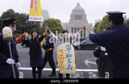 (140513) -- TOKYO, May 13, 2014 (Xinhua) -- People hold a demonstration to protest against the government s plan to approve the collective defense right in front of the parliament building in Tokyo, capital of Japan, May 13, 2014. Japanese Prime Minister Shinzo Abe will announce his government s basic stance on the collective defense right next Thursday. (Xinhua/Stinger) JAPAN-TOKYO-PROTEST PUBLICATIONxNOTxINxCHN   Tokyo May 13 2014 XINHUA Celebrities Hold a Demonstration to Protest against The Government S Plan to approve The Collective Defense Right in Front of The Parliament Building in Tok Stock Photo
