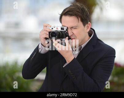 (140519) -- CANNES, May 19, 2014 (Xinhua) -- U.S. actor Channing Tatum takes photographs as he poses during the photocall for Foxcatcher at the 67th Cannes Film Festival in Cannes, France, May 19, 2014. The movie is presented in the Official Competition of the festival which runs from May 14 to 25. (Xinhua/Ye Pingfan) FRANCE-CANNES-FILM FESTIVAL-FOXCATCHER-PHOTO CALL PUBLICATIONxNOTxINxCHN   Cannes May 19 2014 XINHUA U S Actor Channing Tatum Takes Photographs As he Poses during The photo call for  AT The 67th Cannes Film Festival in Cannes France May 19 2014 The Movie IS presented in The Offic Stock Photo