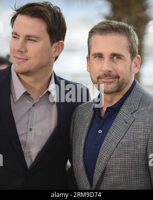 (140519) -- CANNES, May 19, 2014 (Xinhua) -- U.S. actor Channing Tatum (L) and U.S. actor Steve Carell pose during the photocall for Foxcatcher at the 67th Cannes Film Festival in Cannes, France, May 19, 2014. The movie is presented in the Official Competition of the festival which runs from May 14 to 25. (Xinhua/Ye Pingfan) FRANCE-CANNES-FILM FESTIVAL-FOXCATCHER-PHOTO CALL PUBLICATIONxNOTxINxCHN   Cannes May 19 2014 XINHUA U S Actor Channing Tatum l and U S Actor Steve Carell Pose during The photo call for  AT The 67th Cannes Film Festival in Cannes France May 19 2014 The Movie IS presented i Stock Photo