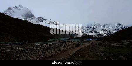 Picture taken on May 30, 2014 shows a view of Himalayan Range from Periche village in Solukhumbu, Nepal. Periche village lies on the route to Mount Everest (Qomolangma) base camp.(Xinhua/Sunil Sharma) NEPAL-SOLUKHUMBU-MOUNT EVEREST-DAILY LIFE PUBLICATIONxNOTxINxCHN   Picture Taken ON May 30 2014 Shows a View of Himalayan Range from Periche Village in Solukhumbu Nepal Periche Village Lies ON The Route to Mount Everest Qomolangma Base Camp XINHUA Sunil Sharma Nepal Solukhumbu Mount Everest Daily Life PUBLICATIONxNOTxINxCHN Stock Photo