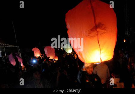 Indonesian people fly lanterns during the Chinese traditional Dragon Boat Festival in Yogyakarta, Indonesia, June 2, 2014. The Dragon Boat Festival, also called Duanwu Festival, is traditionally celebrated on the fifth day of the fifth lunar month, which falls on June 2 this year. (Xinhua/Oka Hamied)(cy) INDONESIA-YOGYAKARTA-DRAGON BOAT FESTIVAL PUBLICATIONxNOTxINxCHN   Indonesian Celebrities Fly Lanterns during The Chinese Traditional Dragon Boat Festival in Yogyakarta Indonesia June 2 2014 The Dragon Boat Festival Thus called Duanwu Festival IS traditionally celebrated ON The Fifth Day of Th Stock Photo