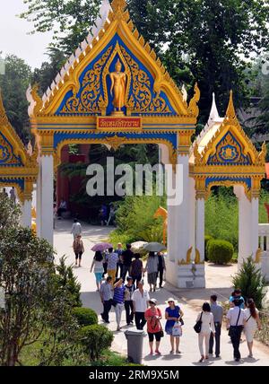 (140604) -- LUOYANG (Xinhua) -- Tourists visit the Thai-style Buddhist Temple at White Horse Temple in Luoyang, central China s Henan Province, May 29, 2014. Luoyang, one of the cradles of Chinese civilization and one of the Four Great Ancient Capitals of China , tries to integrate its tourism spots, an effort to build a Chinese Culture City. (Xinhua/Wang Song) (lfj) CHINA-HENAN-LUOYANG-TOURISM (CN) PUBLICATIONxNOTxINxCHN   Luoyang XINHUA tourists Visit The Thai Style Buddhist Temple AT White Horse Temple in Luoyang Central China S Henan Province May 29 2014 Luoyang One of The cradles of Chine Stock Photo