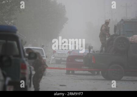 (140606) -- KABUL, June 6, 2014 (Xinhua) -- Afghan soldiers stand guard ...