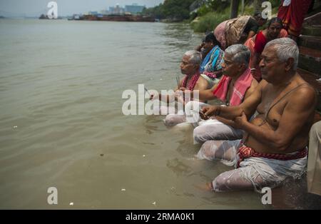 (140608) -- CALCUTTA, June 8, 2014 (Xinhua) -- Indian Hindu devotees perform rituals during Ganga Dussehra festival in Calcutta, capital of eastern Indian state West Bengal on June 8, 2014. People worship the holy River Ganga venerated by the Hindus as a goddess during this festival. (Xinhua/Tumpa Mondal) (bxq) INDIA-CALCUTTA-FESTIVAL PUBLICATIONxNOTxINxCHN   Calcutta June 8 2014 XINHUA Indian Hindu devotees perform Ritual during Ganga Dussehra Festival in Calcutta Capital of Eastern Indian State WEST Bengal ON June 8 2014 Celebrities Worship The Holy River Ganga  by The Hindus As a Goddess du Stock Photo