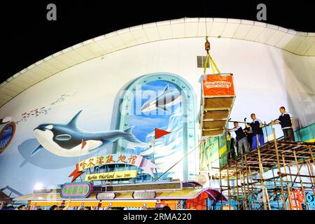 (140611) -- HARBIN, June 11, 2014 (Xinhua) -- People transfer a beluga whale upon its arrival at the Harbin Polarland theme park in Harbin, capital of northeast China s Heilongjiang Province, June 11, 2014. After 20-hour s drive, three white whales from Russia on Wednesday were transported to the park. (Xinhua/Wang Jianwei) (wf) CHINA-HARBIN-BELUGA-TRANSPORT (CN) PUBLICATIONxNOTxINxCHN   Harbin June 11 2014 XINHUA Celebrities Transfer a Beluga Whale UPON its Arrival AT The Harbin Polar country Theme Park in Harbin Capital of Northeast China S Heilongjiang Province June 11 2014 After 20 hour S Stock Photo