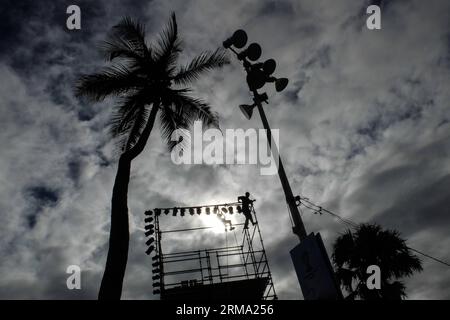 (140611) -- SALVADOR, June 11, 2014 (Xinhua) -- Men work on preparations for the transmission of the inauguration of the World Cup near of the beach in salvador Bahia, June 10 2014. The World Cup 2014 will be held in Brazil from 12 June to 13 July. (Xinhua/Jhon Paz) (jp) (SP)BRAZIL-SALVADOR BAHIA- DAILY LIFE- WORD CUP 2014 PUBLICATIONxNOTxINxCHN   Salvador June 11 2014 XINHUA Men Work ON preparations for The Transmission of The Inauguration of The World Cup Near of The Beach in Salvador Bahia June 10 2014 The World Cup 2014 will Be Hero in Brazil from 12 June to 13 July XINHUA Jhon Paz JP SP B Stock Photo