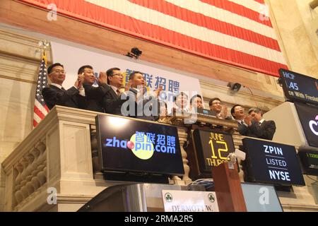 (140612) -- NEW YORK, June 12, 2014 (Xinhua) -- Guests applaud to celebrate Zhaopin Limited s listing shares on New York Stock Exchange(NYSE) in New York City, the United States, on June 12, 2014. China s leading career platform Zhaopin Limited made its trading debut on the New York Stock Exchange Thursday, marking the ninth Chinese company to list shares in the U.S. market this year.(Xinhua/Huang Jihui) U.S.-NEW YORK-NYSE-ZHAOPIN LIMITED PUBLICATIONxNOTxINxCHN   New York June 12 2014 XINHUA Guests applaud to Celebrate  Limited S Listing Shares ON New York Stick Exchange NYSE in New York City Stock Photo
