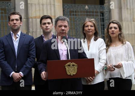 (140615) -- BOGOTA, June 15, 2014 (Xinhua) -- Colombian President and candidate Juan Manuel Santos (front), accompanied by his family, delivers a speech after casting their votes at the National Capitol in Bogota, Colombia, on June 15, 2014. Some 32.9 million of Colombians go to the polls on Sunday during the run-off presidential election between Juan Manuel Santos and Oscar Ivan Zuluaga. (Xinhua/German Enciso/COLPRENSA) (lyi) COLOMBIA-BOGOTA-POLITICS-ELECTIONS PUBLICATIONxNOTxINxCHN   Bogota June 15 2014 XINHUA Colombian President and Candidate Juan Manuel Santos Front accompanied by His Fami Stock Photo