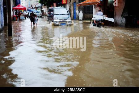 (140618) -- QUANZHOU, June 18, 2014 (Xinhua) -- Residents walk on a flooded road in Quanzhou County of Guilin, south China s Guangxi Zhuang Autonomous Region, June 18, 2014. A rainstorm hit seven counties and cities of Guilin on Wednesday. (Xinhua/Liang Qian) (lfj) CHINA-GUANGXI-GUILIN-WATERLOGGING (CN) PUBLICATIONxNOTxINxCHN   Quanzhou June 18 2014 XINHUA Residents Walk ON a flooded Road in Quanzhou County of Guilin South China S Guangxi Zhuang Autonomous Region June 18 2014 a Rainstorm Hit Seven Counties and CITIES of Guilin ON Wednesday XINHUA Liang Qian  China Guangxi Guilin waterlogging C Stock Photo