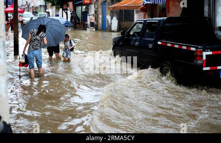 (140618) -- QUANZHOU, June 18, 2014 (Xinhua) -- Residents walk on a flooded road in Quanzhou County of Guilin, south China s Guangxi Zhuang Autonomous Region, June 18, 2014. A rainstorm hit seven counties and cities of Guilin on Wednesday. (Xinhua/Liang Qian) (lfj) CHINA-GUANGXI-GUILIN-WATERLOGGING (CN) PUBLICATIONxNOTxINxCHN   Quanzhou June 18 2014 XINHUA Residents Walk ON a flooded Road in Quanzhou County of Guilin South China S Guangxi Zhuang Autonomous Region June 18 2014 a Rainstorm Hit Seven Counties and CITIES of Guilin ON Wednesday XINHUA Liang Qian  China Guangxi Guilin waterlogging C Stock Photo