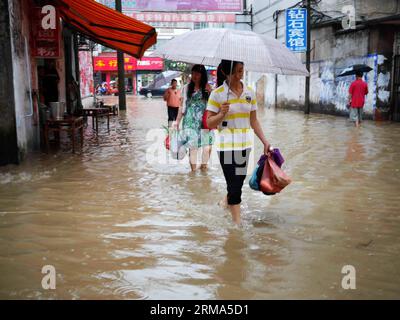 (140618) -- QUANZHOU, June 18, 2014 (Xinhua) -- Residents walk on a flooded road in Quanzhou County of Guilin City, south China s Guangxi Zhuang Autonomous Region, June 18, 2014. A rainstorm hit seven counties and cities of Guilin on Wednesday. (Xinhua/Liang Qian) (lfj) CHINA-GUANGXI-GUILIN-WATERLOGGING (CN) PUBLICATIONxNOTxINxCHN   Quanzhou June 18 2014 XINHUA Residents Walk ON a flooded Road in Quanzhou County of Guilin City South China S Guangxi Zhuang Autonomous Region June 18 2014 a Rainstorm Hit Seven Counties and CITIES of Guilin ON Wednesday XINHUA Liang Qian  China Guangxi Guilin wate Stock Photo