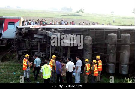 (140625) -- CHHAPRA, June 25, 2014 (Xinhua) -- People gather around a train known as Rajdhani Express derailed near Chhapra town, some 75 km from the state capital of Bihar Ptana, India, June 25, 2014. At least four people were killed after an express passenger train from the Indian capital to the northeast city of Dibrugarh derailed in the eastern state of Bihar early Wednesday morning, said officials and local media reports. (Xinhua/Stringer) INDIA-CHHAPRA-TRAIN DERAILMENT PUBLICATIONxNOTxINxCHN   June 25 2014 XINHUA Celebrities gather Around a Train known As  Shipping DERAILED Near  Town So Stock Photo