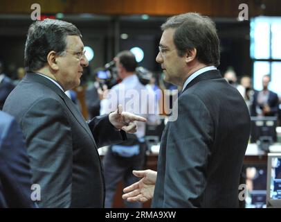 (140627) -- BRUSSELS, June 27, 2014 (Xinhua) -- European Commission President Jose Manuel Barroso (L) talks with Portuguese Prime Minister Passos Coelho before the start of a working session during the second day of the EU Summit at its headquarters in Brussels, Belgium, June 27, 2014. (Xinhua/Ye Pingfan) BELGIUM-BRUSSELS-EU-SUMMIT PUBLICATIONxNOTxINxCHN   Brussels June 27 2014 XINHUA European Commission President Jose Manuel Barroso l Talks With PORTUGUESE Prime Ministers Passos Coelho Before The Start of a Working Session during The Second Day of The EU Summit AT its Headquarters in Brussels Stock Photo