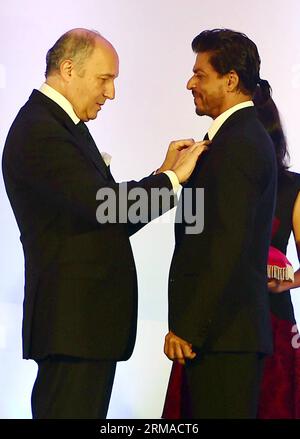 MUMBAI, July 1, 2014 (Xinhua) -- French Foreign Minister Laurent Fabius (L) awards Bollywood star Shah Rukh Khan with the Chevalier de la Legion d Honneur title in Mumbai, India, on July 1, 2014. (Xinhua/Stringer)(zhf) INDIA-MUMBAI-BOLLYWOOD ACTOR-HONOR PUBLICATIONxNOTxINxCHN   Mumbai July 1 2014 XINHUA French Foreign Ministers Laurent Fabius l Awards Bollywood Star Shah Rukh Khan With The Chevalier de La Legion D Honneur Title in Mumbai India ON July 1 2014 XINHUA Stringer  India Mumbai Bollywood Actor HONOR PUBLICATIONxNOTxINxCHN Stock Photo