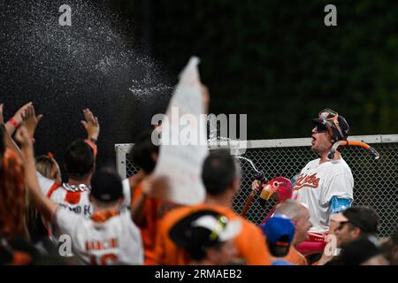 Right into the Splash Zone 💦🧡🐦 #birdbath #orioles #mlb #splashzone