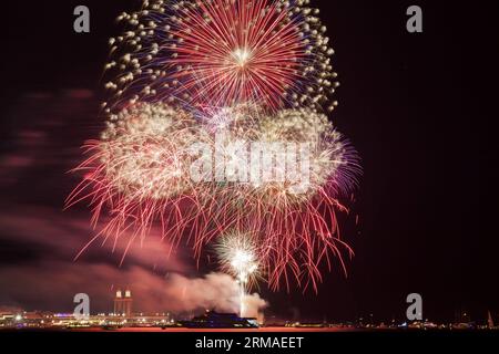 Fireworks explode over the Navy Pier in Chicago as Americans celebrate the 238th Independence Day on July 4, 2014. (Xinhua/Marcus DiPaola) U.S.-CHICAGO-INDEPENDENCE DAY-FIREWORKS PUBLICATIONxNOTxINxCHN   Fireworks explode Over The Navy Pier in Chicago As Americans Celebrate The  Independence Day ON July 4 2014 XINHUA Marcus  U S Chicago Independence Day Fireworks PUBLICATIONxNOTxINxCHN Stock Photo