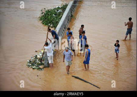 (140705) -- MASHAN, July 5, 2014 (Xinhua) -- People clear the garbage brought by the flood in case it block bridge holes in Mashan County, south China s Guangxi Zhuang Autonomous Region, July 5, 2014. Torrential rain hit Guangxi since July 4, where the precipitation exceeded 100 mm in 21 counties. (Xinhua/Zhang Ailin) (hdt) CHINA-GUANGXI-RAIN (CN) PUBLICATIONxNOTxINxCHN   Mashan July 5 2014 XINHUA Celebrities Clear The Garbage BROUGHT by The Flood in Case IT Block Bridge holes in Mashan County South China S Guangxi Zhuang Autonomous Region July 5 2014 torrential Rain Hit Guangxi Since July 4 W Stock Photo