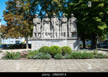 Worms, Germany - August 21, 2023: Stone war memorial depicting five soldiers dedicated to Infantry Regiment 'Prince Carl' No.118 in city of Worms in G Stock Photo