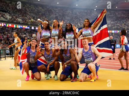 Great Britain bronze medallist teams Amber Anning, Laviai Nielsen, Ama Pipi and Nicole Yeargin (top) and Lewis Davey, Rio Mitcham, Alex Haydock-Wilson and Charlie Dobson pose for a photo following their respective 4x400 Metres Relay finals on day nine of the World Athletics Championships at the National Athletics Centre in Budapest, Hungary. Picture date: Sunday August 27, 2023. Stock Photo