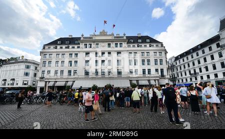 Crowed waiting to see Bruce Springsteen outside the Hotel D'Angleterre by the Kings New Square in central Copenhagen, Denmark. Stock Photo