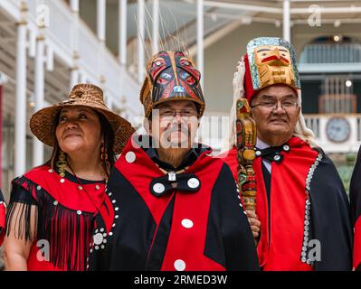 National Museum of Scotland, Edinburgh, Scotland, UK, 28 August 2023. Return of memorial pole: a delegation from the Nisga’a nation marks the beginning of the return of the 11-metre tall memorial pole to British Columbia, Canada. A private spiritual ceremony took place this morning. Pictured: members of the delegation from the Nisga’a nation with Chief Earl Stephens (Sim'oogit Ni'isjoohl) (centre).  Credit: Sally Anderson/Alamy Live News Stock Photo
