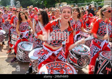 Notting Hill Carnival Monday, Batala Band do Parato drummers in colourful costumes enjoy this sunny day Stock Photo