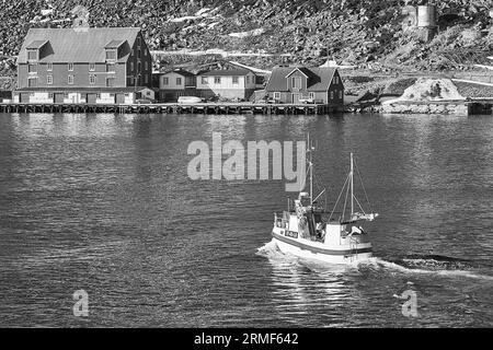 Black and white photo of a small fishing boat hi-res stock photography and  images - Alamy