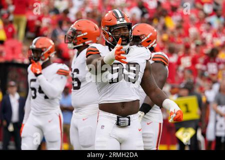 Cleveland Browns defensive end Za'Darius Smith (99) runs off of