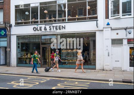 Ole & Steen, a Danish bakery, restaurant and coffee shop on George Street, Richmond, London, England, UK Stock Photo