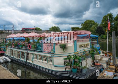 People dining al fresco aboard Peggy Jean restaurant boat. An Australian restaurant boat moored at Richmond Riverside. London, England, UK Stock Photo