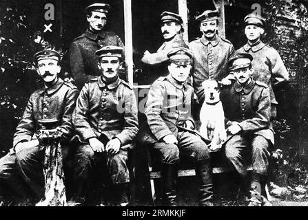 ADOLF HITLER (1889-1945) ar left with members of the Bavarian Reserve Infantry Regiment 16 with their mascot Fuchsl Stock Photo