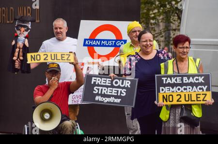 London, UK. 29th Aug, 2023. Protesters hold anti-ULEZ placards during the demonstration. Anti-ULEZ protesters gather outside Downing Street as the ULEZ (Ultra Low Emission Zone) expansion takes effect. Credit: SOPA Images Limited/Alamy Live News Stock Photo