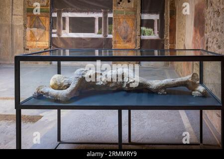 Pompeii Archaeological Site, Campania, Italy.  Plaster cast of citizen who died in the eruption of Vesuvius in 79 AD.  Villa of the Mysteries. Villa d Stock Photo