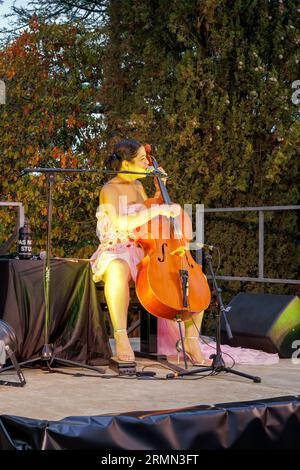 Ana Carla Maza in concert for the Festival Invitations, at the Oppidum d'Enserune. Nissan-lez-Enserune, Occitanie, France Stock Photo