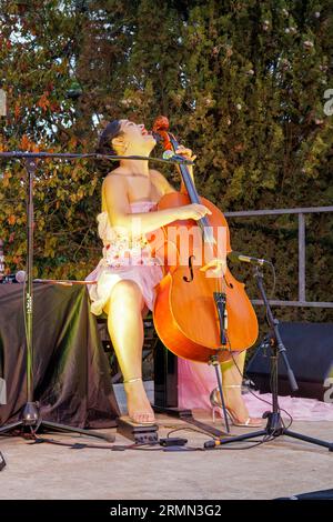 Ana Carla Maza in concert for the Festival Invitations, at the Oppidum d'Enserune. Nissan-lez-Enserune, Occitanie, France Stock Photo