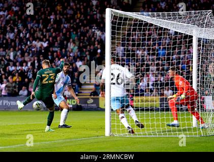 Plymouth Argyle's Ben Waine (left) scores their side's first goal of the game during the Carabao Cup second round match at Home Park, Plymouth. Picture date: Tuesday August 29, 2023. Stock Photo