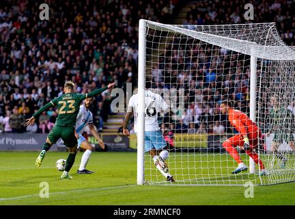 Plymouth Argyle's Ben Waine (left) scores their side's first goal of the game during the Carabao Cup second round match at Home Park, Plymouth. Picture date: Tuesday August 29, 2023. Stock Photo